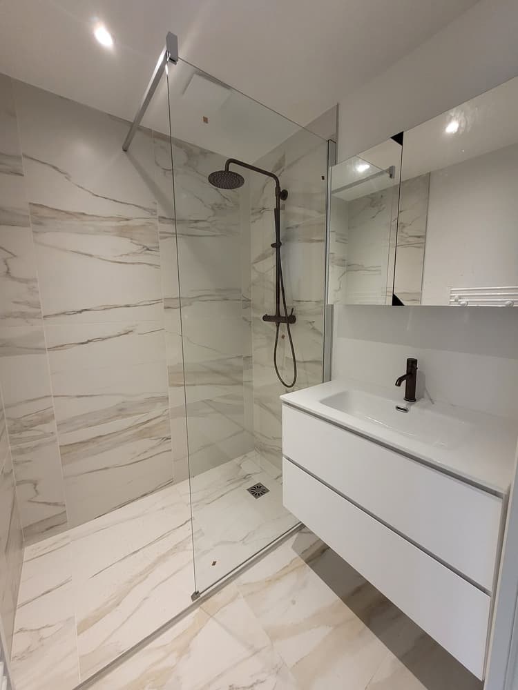 Toilettes suspendues et carrelage neuf